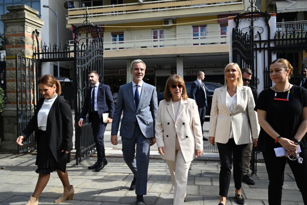 Ο Aμπιγέρ, η θρυλική παράσταση με τους Δημήτρη Παπαμιχαήλ, Ελένη Χατζηαργύρη και Νικήτα Τσακίρογλου, σε σκηνοθεσία Βασίλη Παπαβασιλείου, έρχεται σε online streaming στις 12,13 και 14 Μαρτίου
