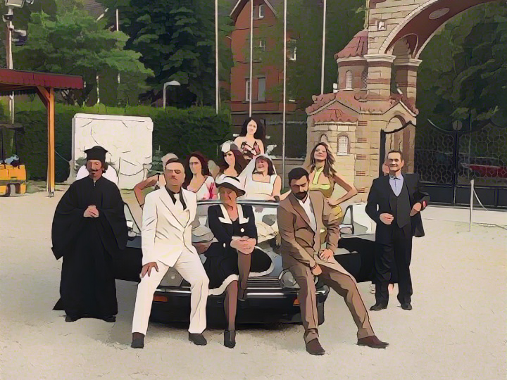 Μια μια κωμική διαδικτυακή σειρά δέκα επεισοδίων που δημιουργήθηκε χάρη στο κέφι και το μεράκι μιας ομάδας Ελλήνων της Στουτγάρδης. Η ομάδα μ αρχικό στόχο την δημιουργική έκφραση και την προβολή του Ελληνικού πολιτισμού συνεργάστηκε με πολλή χαρά γι' αυτό το αποτέλεσμα υπό την εποπτεία του ηθοποιού και σκηνοθέτη Γιάννη Μπούσδρου που οραματίστηκε μια σειρά αφιερωμένη στην χρήση εποχή του ελληνικού κινηματογράφου. Ο Βαγγέλης Δουκουτσέλης σεναριογράφος και ηθοποιός αφουγκράστηκε το "θέλω" τής ομάδας και έγραψε το σενάριο της σειράς . Τ αχ! Αυτή η θεία μας περιέχει ένα πλήθος χαρακτήρων και αρκετές σκηνές από γνωστές ελληνικές ταινίες. Μια μοντέρνα ιστορία βγαλμένη λες από το στούντιο της Φίνος φιλμ, διατηρώντας την φρεσκάδα και το μπρίο εκείνης της εποχής. Η θεία Καλλιόπη "Νέλλη Γκίνη" μια παμπόνηρη χήρα φτάνει στη Στουτγάρδη ν ανακοίνωση στα ανίψια του άντρα της για την κληρονομιά που άφησε ο θείος τους κάτι που όμως δεν έχει σκοπό να πραγματοποιήσει. Καταστρώνει λοιπόν ένα έξυπνο σχέδιο, καταφέρνει να τους πάρει την κληρονομιά και να φύγει με το καινούργιο της αμόρε στις Μπαχάμες. Στη σειρά συμμετέχουν ως γκεστ: Γεράσιμος Σκιαδαρέσης, Μπέσυ Μάλφα, Σπύρος Μπιμπίλας, Γιάννης Παπαθανάσης, Θωδορής Ρωμανίδης, Ελένη Φιλίνη, Σταύρος Νικολαΐδης, Τίσα Βασιλάκη και ο Βασίλης Καμίτσης.