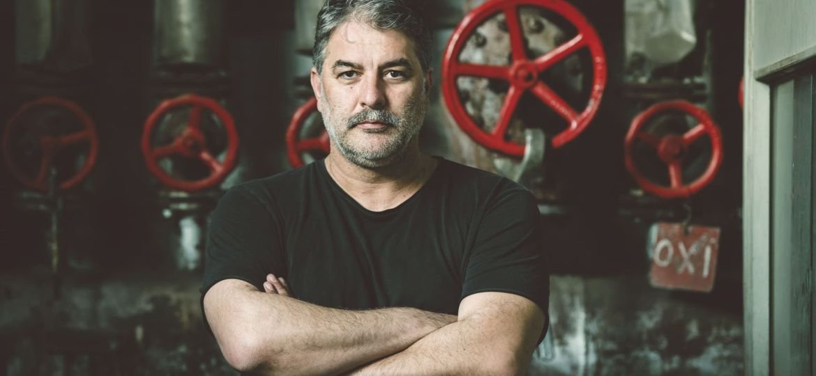 Τεχνοχώρος Cartel: Ο Βασίλης Μπισμπίκης και η θεατρική ομάδα Cartel εγκαινιάζουν τη νέα σκηνή στο Αιγάλεω