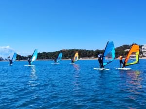 2 Γνωριμία με το windsurf συνδυάζοντας τον αθλητισμό με την ψυχαγωγία μόλις 20 χλμ. από το κέντρο της πόλης!