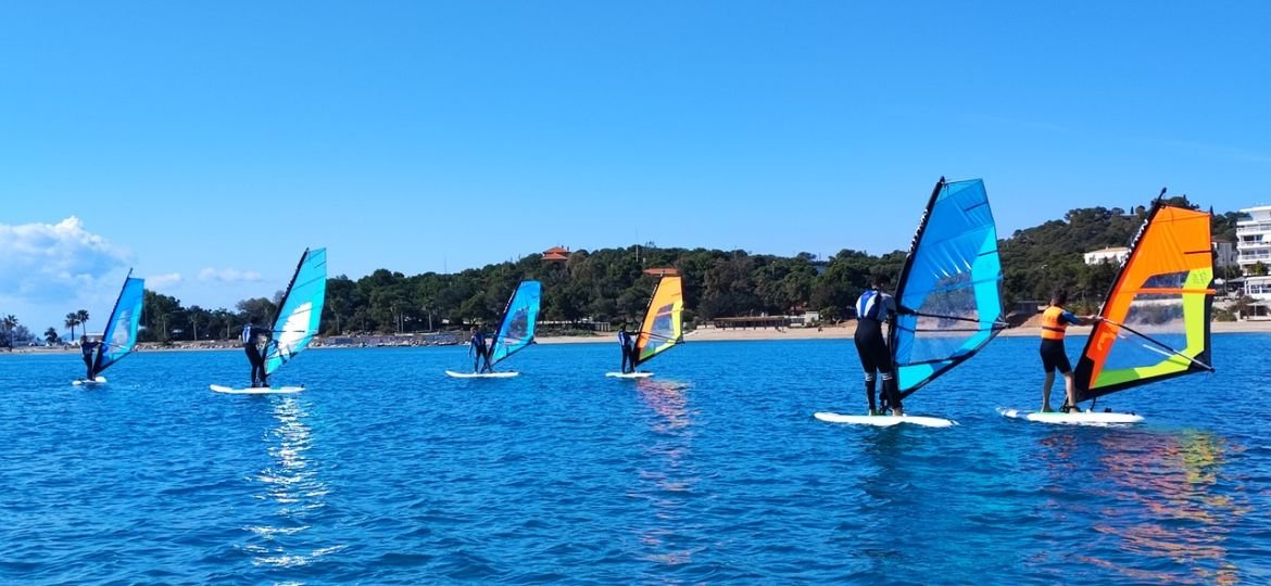 Γνωριμία με το windsurf συνδυάζοντας τον αθλητισμό με την ψυχαγωγία μόλις 20 χλμ. από το κέντρο της πόλης!
