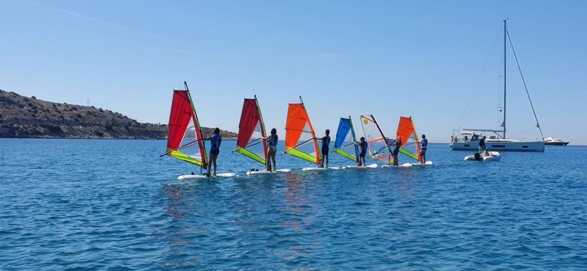 Συνδυάστε τον αθλητισμό με την ψυχαγωγία στις ακαδημίες windsurfschool.gr στον όμορφο κόλπο της Βουλιαγμένης.