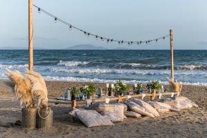 5 Γαλάζια Ακτή στον Σχινιά - Ένας υπέροχος χώρος εκδηλώσεων για κάθε περίσταση, εκεί που «σκάει το κύμα» με την υπογραφή του Δειπνοσοφιστήριον.