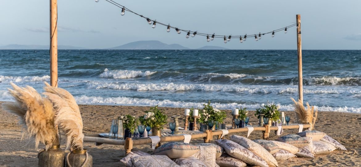 Γαλάζια Ακτή στον Σχινιά - Ένας υπέροχος χώρος εκδηλώσεων για κάθε περίσταση, εκεί που «σκάει το κύμα» με την υπογραφή του Δειπνοσοφιστήριον.