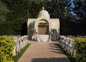 Σκηνικό ονείρου με φοίνικες, καταρράκτες και δύο μεγάλες πισίνες στο Κορωπί!