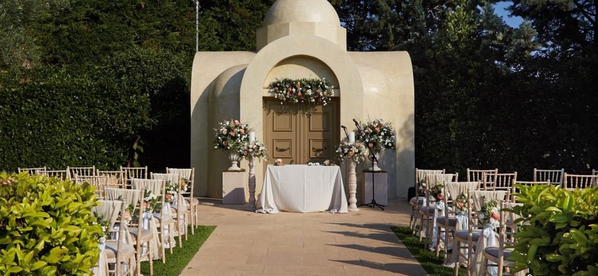 Σκηνικό ονείρου με φοίνικες, καταρράκτες και δύο μεγάλες πισίνες στο Κορωπί!