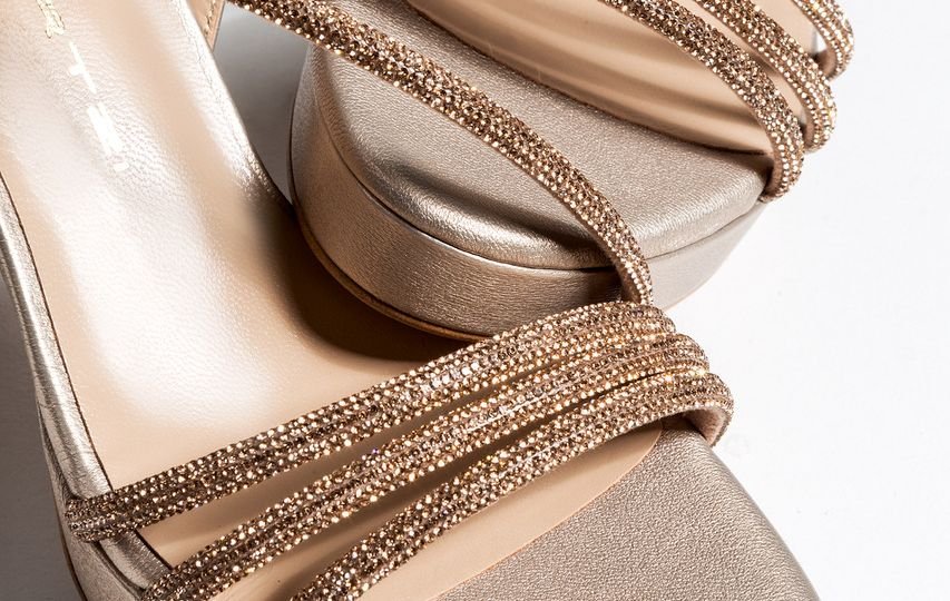 Ο απόλυτος συνδυασμός διαχρονικότητας και τάσεων μέσα από must have γυναικεία υποδήματα!