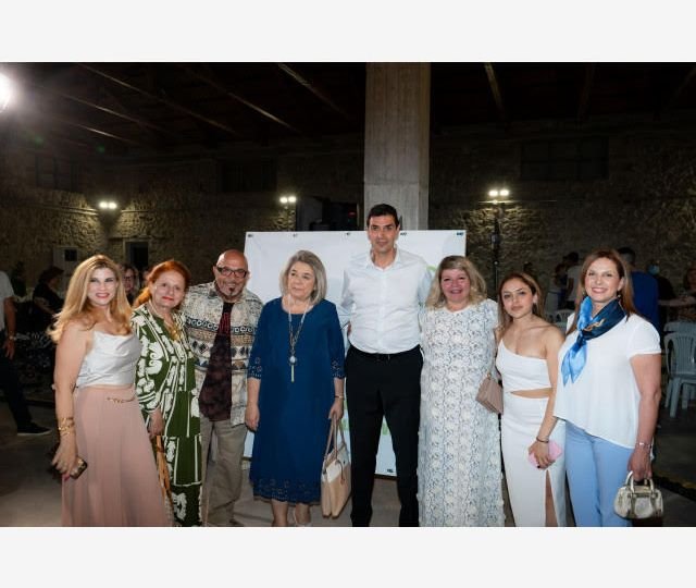 Οι ωφελούμενοι του Κέντρου Διημέρευσης και Ημερήσιας Φροντίδας «ΟΛΟΙ ΕΜΕΙΣ ΜΑΖΙ» στη σκηνή, παρουσιάζοντας την θεατρική παράσταση «Ο Πόλεμος της Ωμεγαβήτας», του Ευγένιου Τριβιζά, στο Παλαιό Ελαιουργείου Ελευσίνας.