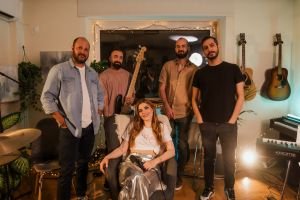 Η Μαρία Κουτσουρλή «Ζωντανά απ’ το Σαλόνι» παρουσιάζει το album «Μια άλλη εκδοχή»