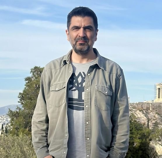 Ο συγγραφέας Μάκης Τσίτας στο βιβλιοπωλείο Αναγέννηση της Πάρου