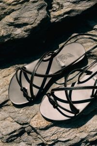 Το One&Only Kéa Island συναντά την Ancient Greek Sandals σε μια συλλεκτική συνεργασία εμπνευσμένη από το ελληνικό καλοκαίρι.