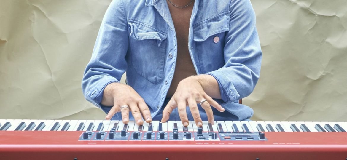 Yellow Days: το μελαγχολικό φως της βρετανικής soul-pop στην Αθήνα - Κυριακή 30 Νοεμβρίου