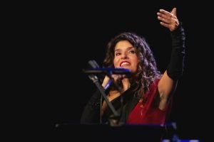 Συναυλία–ύμνος στην ιστορική μνήμη στο κατάμεστο Θέατρο Ολύμπια με την Μπέττυ Χαρλαύτη και «Τα τραγούδια των αγώνων»