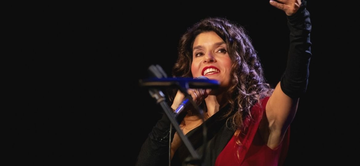 Συναυλία–ύμνος στην ιστορική μνήμη στο κατάμεστο Θέατρο Ολύμπια με την Μπέττυ Χαρλαύτη και «Τα τραγούδια των αγώνων»