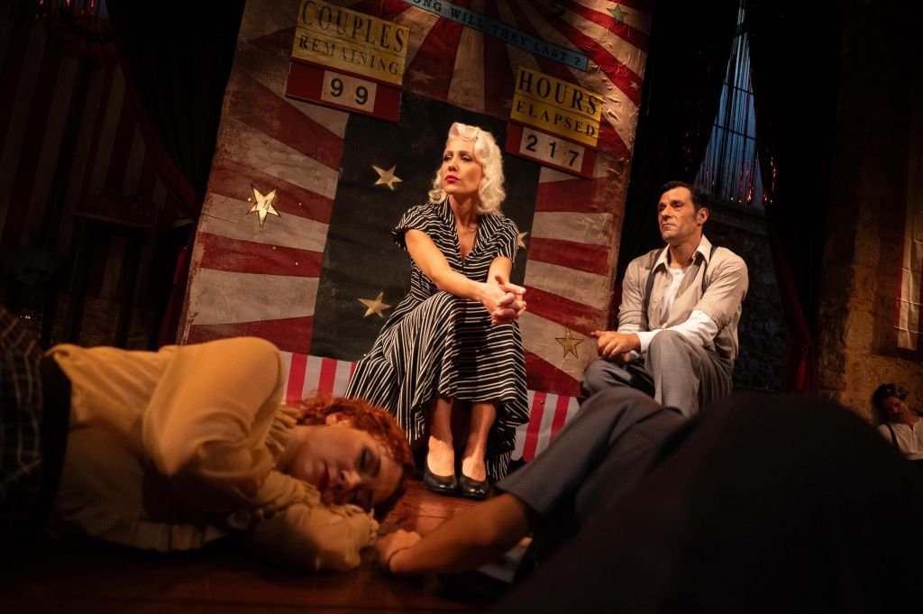 Το «Σκοτώνουν τα άλογα όταν γεράσουν» συνεχίζεται μετά τη θερμή αποδοχή από κοινό και κριτικούς, μέχρι την Κυριακή των Βαΐων στο θέατρο Εν Αθήναις