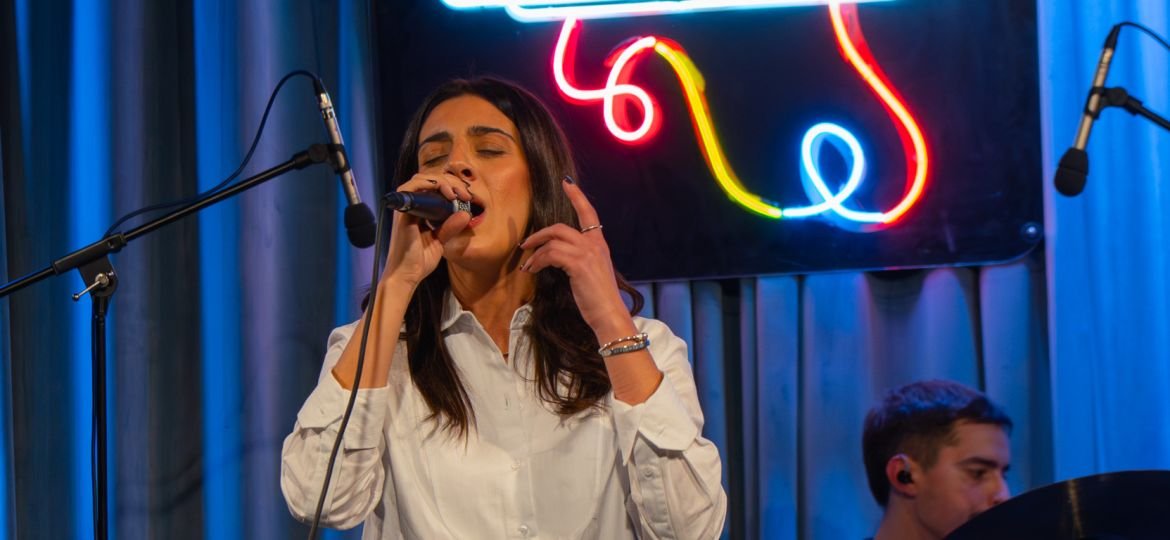 «Μόνο εσένα έχω» από τη Βασιλική Μιχαλοπούλου και τις «Κασέτες του Μελωδία 99,2 – Οι φωνές του αύριο»