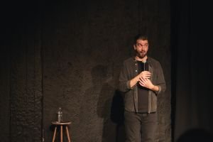 Παράταση παραστάσεων: Ο Βαγγέλης Μουλαράς με τη δεύτερη σόλο stand-up comedy παράσταση “Ναι μεν, αλλά…” στο Θέατρο Ελεύθερη Έκφραση I Κάθε Τετάρτη του Μάρτη έως την 1η Απριλίου 2026