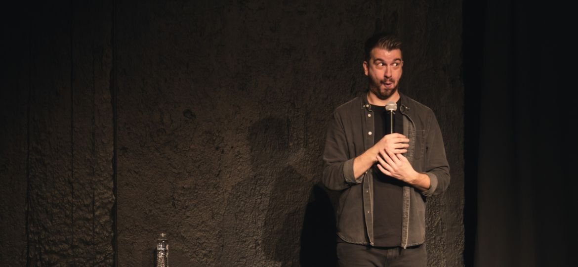 Παράταση παραστάσεων: Ο Βαγγέλης Μουλαράς με τη δεύτερη σόλο stand-up comedy παράσταση “Ναι μεν, αλλά…” στο Θέατρο Ελεύθερη Έκφραση I Κάθε Τετάρτη του Μάρτη έως την 1η Απριλίου 2026