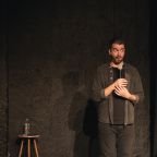 Παράταση παραστάσεων: Ο Βαγγέλης Μουλαράς με τη δεύτερη σόλο stand-up comedy παράσταση “Ναι μεν, αλλά…” στο Θέατρο Ελεύθερη Έκφραση I Κάθε Τετάρτη του Μάρτη έως την 1η Απριλίου 2026