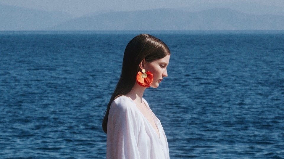 Under the Mediterranean Sun: Η νέα συλλογή της Katerina Makriyianni εμπνέεται από το φως της Μεσογείου