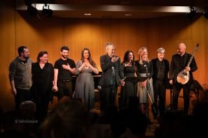 Κοινή φωτογραφία συντελεστών Παρακολουθήσαμε τη συναυλία του Μάριου Στρόφαλη “Ιστορίες της Τρούμπας” - Porto Leone